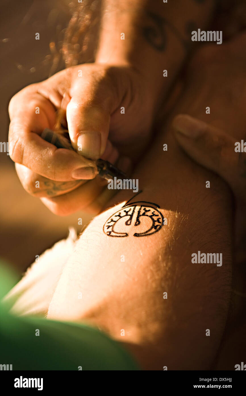 Tahitian Henna-Tattoo auf Mannes Unterarm, Nahaufnahme Stockfoto