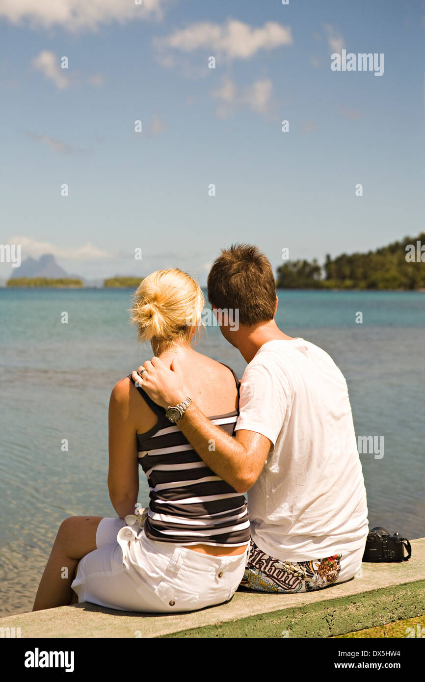 Paar betrachten von Bora BoraTahiti aus Taha'a auf Felsvorsprung am