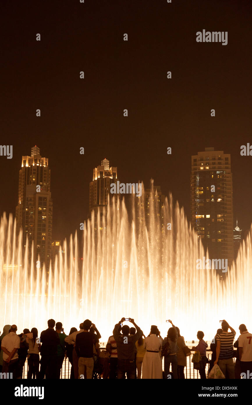 Die Leute zu beobachten die Dubai Fountain und Fotos bei Nacht, der Dubai Mall und Brunnen, Dubai, Vereinigte Arabische Emirate, Naher Osten Stockfoto