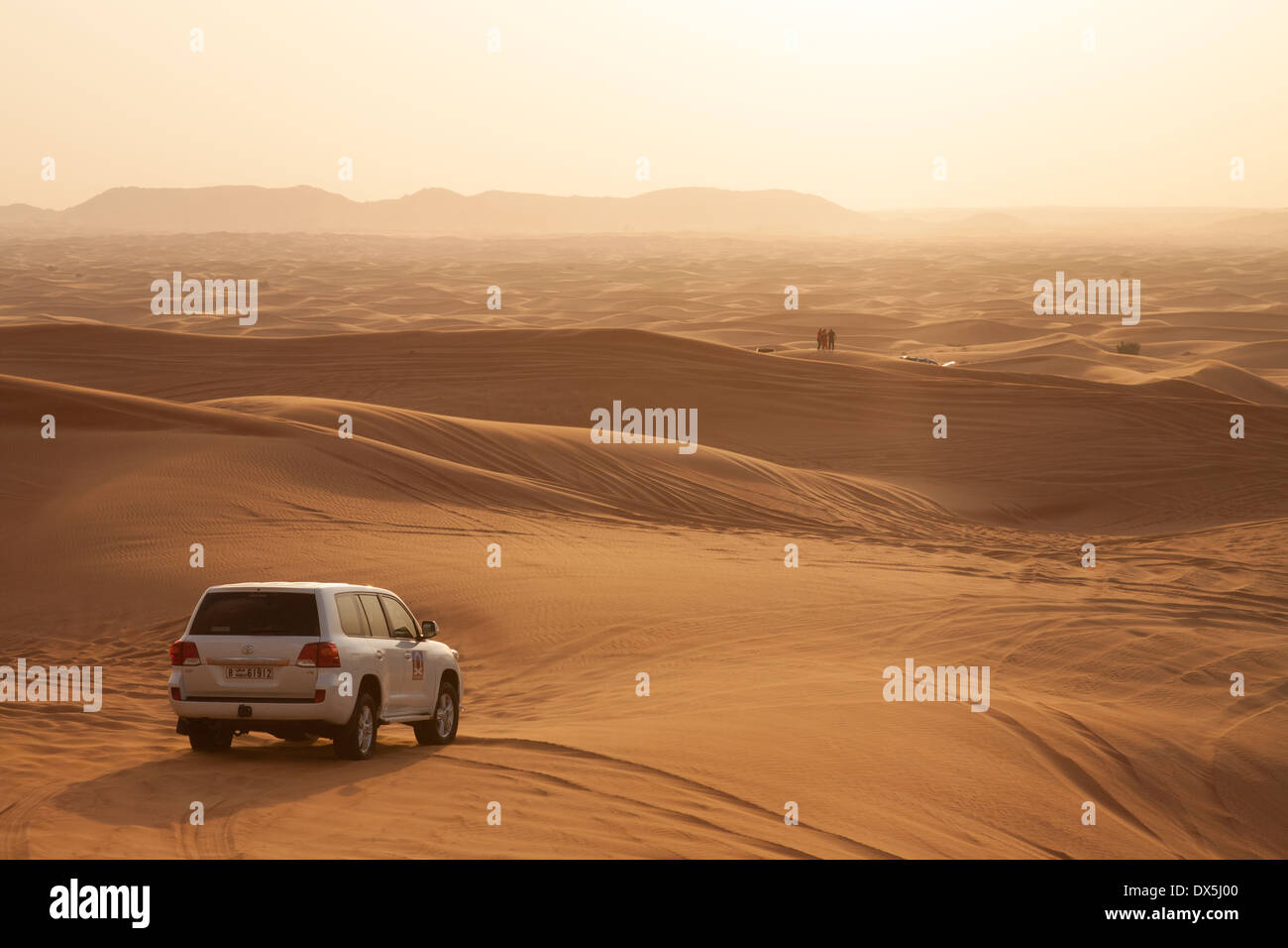Dubai Desert Safari Urlaub tour in der Arabischen Wüste mit 4X4 Auto bei Sonnenuntergang, Dubai, VAE, Vereinigte Arabische Emirate, Naher Osten Stockfoto