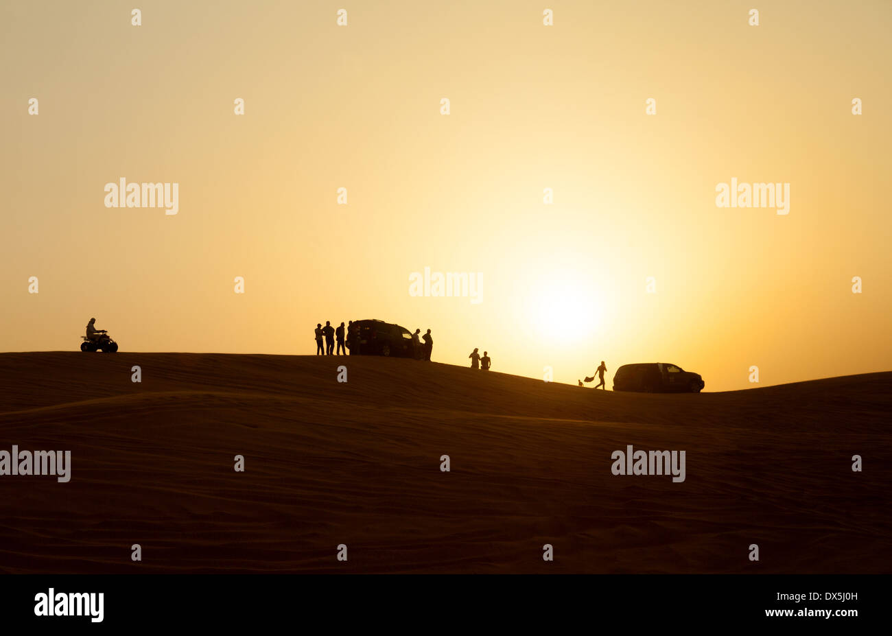 Dubai Wüstensafari - Menschen den Sonnenuntergang von den Dünen, Arabische Wüste, Dubai, Vereinigte Arabische Emirate, Vereinigte Arabische Emirate, Naher Osten Stockfoto