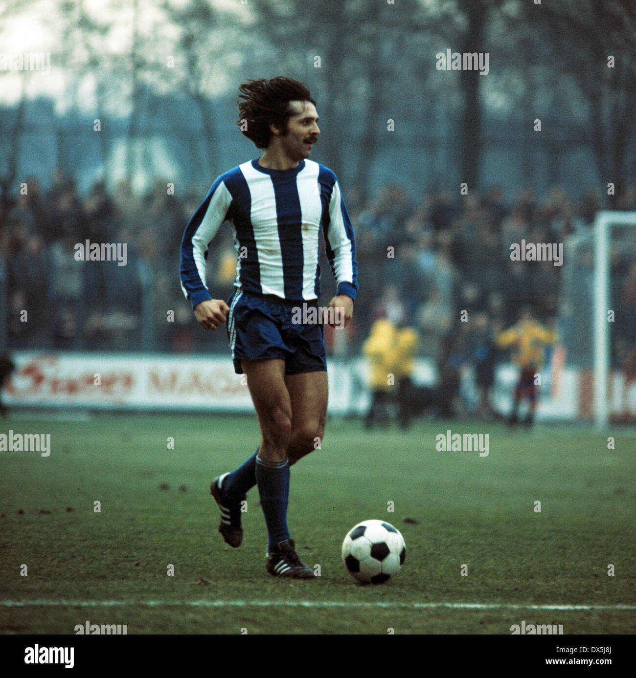 Fußball, Bundesliga, 1975/1976, Grotenburg Stadion, FC Bayer 05 Uerdingen gegen Hertha BSC Berlin 1:1, Szene des Spiels, Gerhard Grau (Hertha) in Ballbesitz Stockfoto