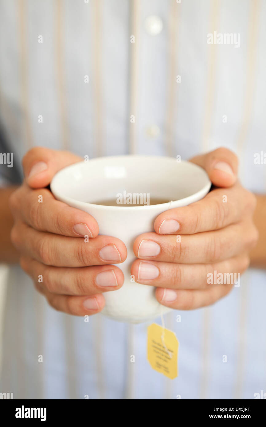 Man Betrieb Teetasse mit warmen Tee, Nahaufnahme Stockfoto
