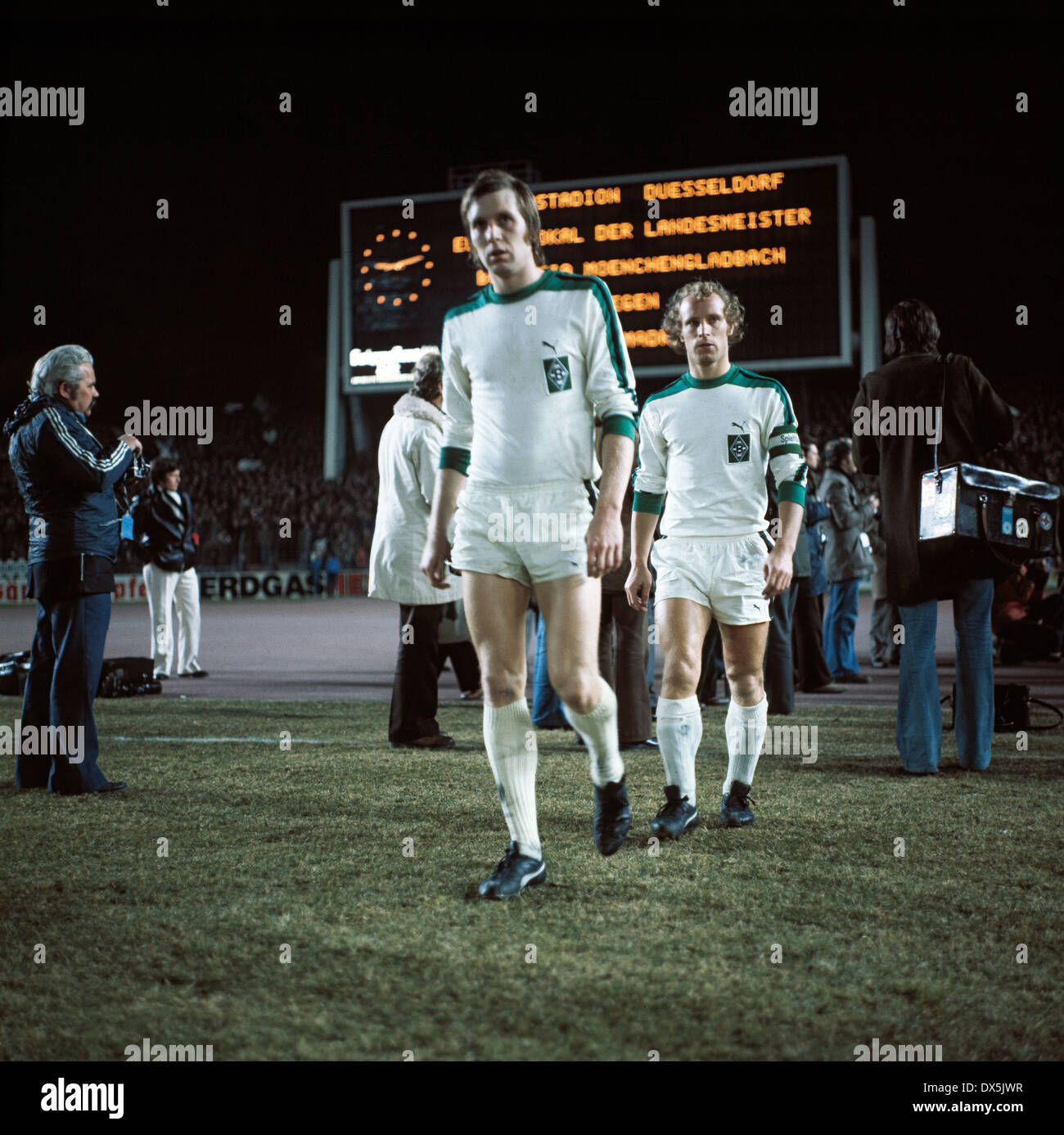 Fußball, European Champion Clubs Cup, Champions League, 1975/1976, Viertelfinale, Hinspiel, Rhein-Stadion Düsseldorf, Borussia Moenchengladbach gegen Real Madrid 2:2, Rückkehr für die zweite Hälfte vor Henning Jensen (MG), hinter Berti Vogts (MG) Stockfoto