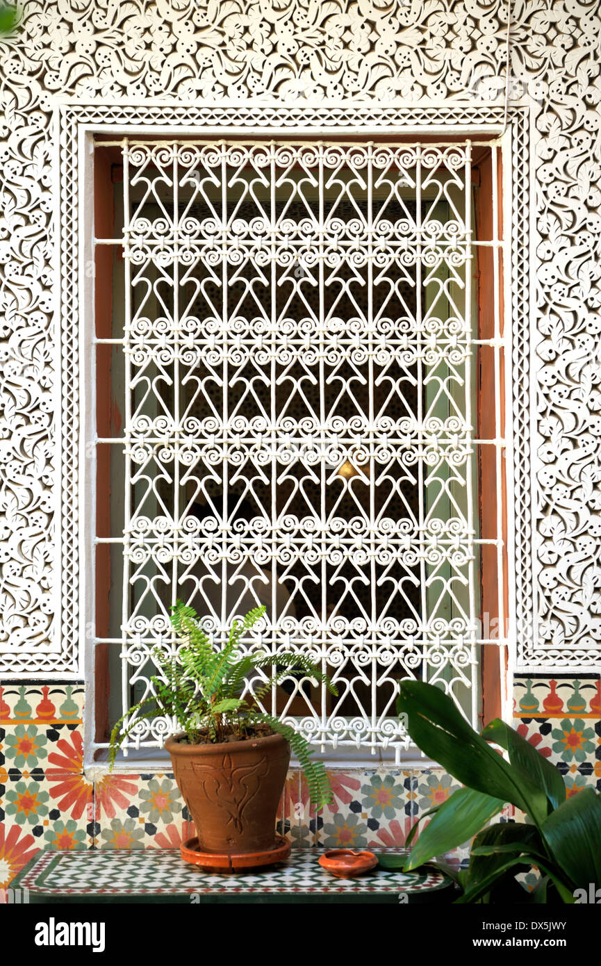Ausgefallene Eisenarbeit Gitter über Fenster, Marrakesch, Marokko Stockfoto