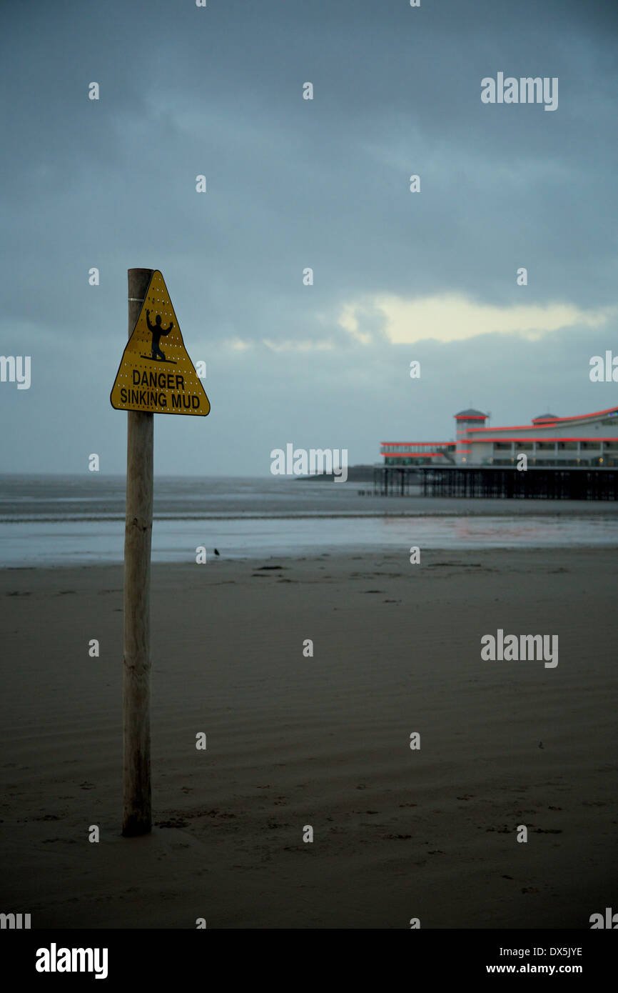 Ein Warnschild am Strand von Weston-Super-Mare Warnung Schlamm zu versinken. Stockfoto