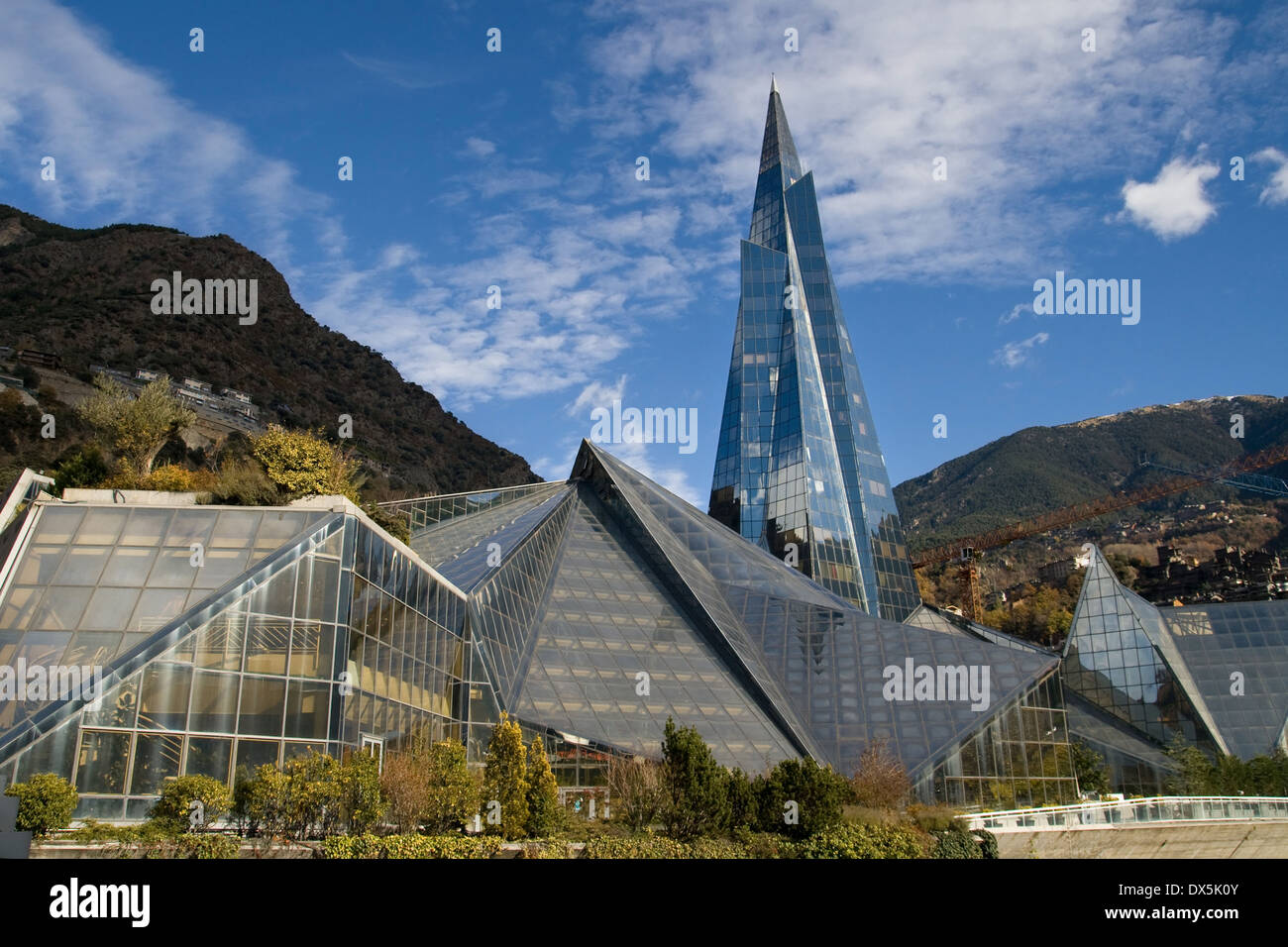 Modernes Glaspyramide Gebäude in Escaldes-Engordany, Andorra. Stockfoto