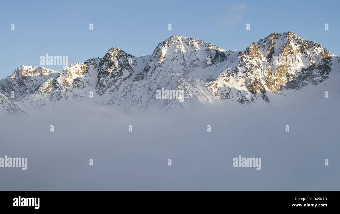 Gipfel über den Wolken von Envalira Pass, Pas De La Casa in Andorra. Stockfoto