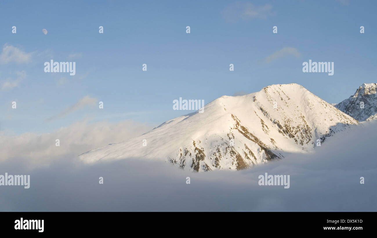 Verschneiten Gipfel über den Wolken von Envalira Pass, Pas De La Casa in Andorra. Stockfoto