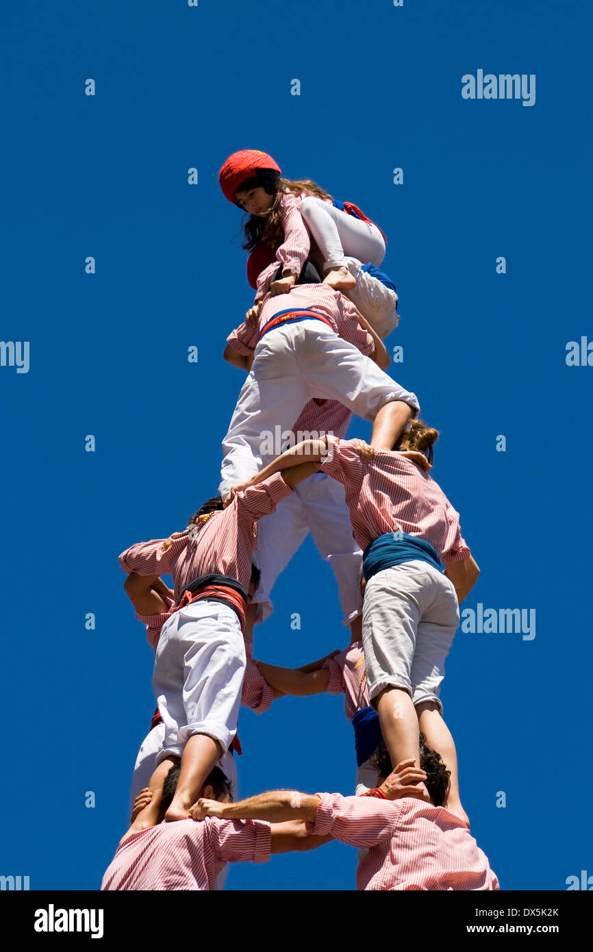 Die Castellers Xiquets de Tarragona Durchführung einer traditionellen katalanischen menschlichen Pyramide am 29. April 2012 in Barcelona, Spanien. Stockfoto