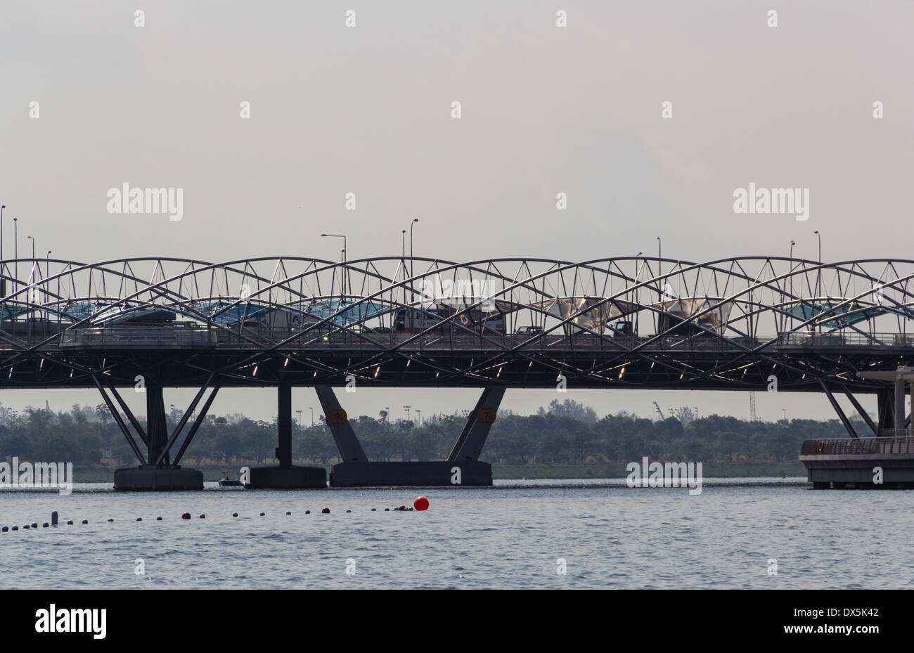 Helix-Brücke und Straßenbrücke neben einander in Singapur. Helix-Brücke ist eine architektonische Attraktion Stockfoto