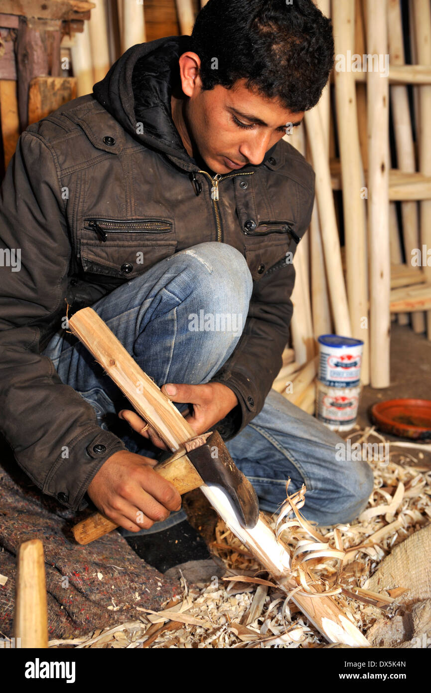 Schreiner in Marrakesch Werkstatt Gestaltung Stuhlbein mit Hand-Schaufel Stockfoto