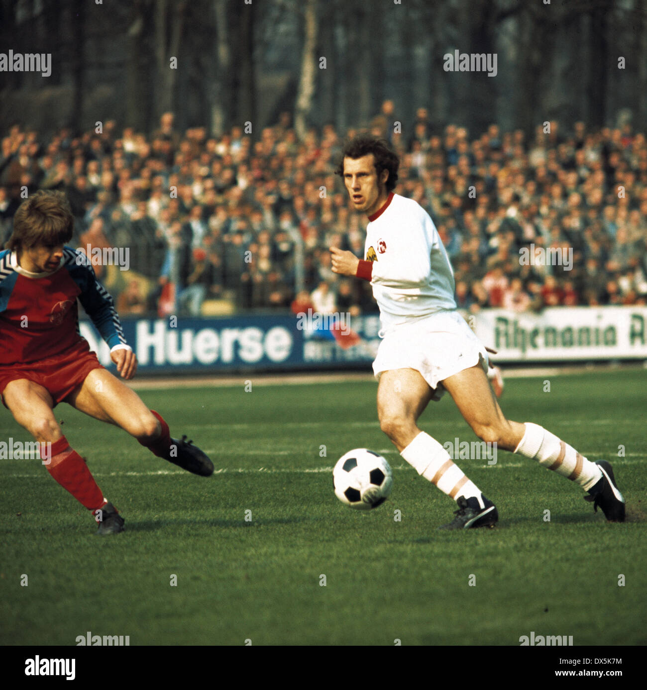 Fußball, Bundesliga, 1975/1976, Grotenburg Stadion, FC Bayer 05 Uerdingen vs. Fortuna Düsseldorf 2:0, Szene des Spiels, Norbert Brinkmann (05) links und Jan Mattsson (Fortuna) Stockfoto