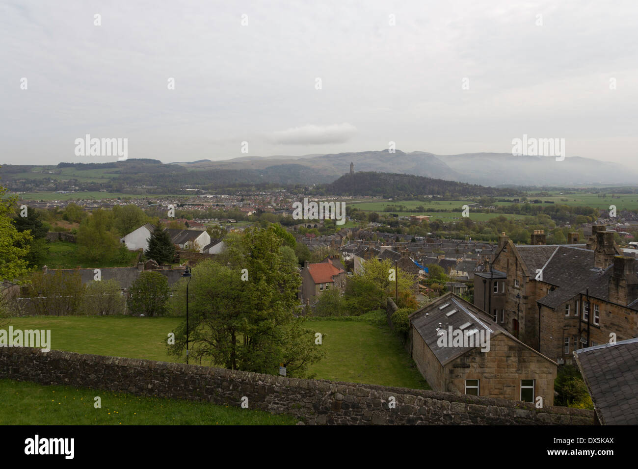 Blick auf Wallace Monument (zu Ehren William Wallace), Häuser und umliegenden Gebieten von den Höhen des Stirling Castle Stockfoto