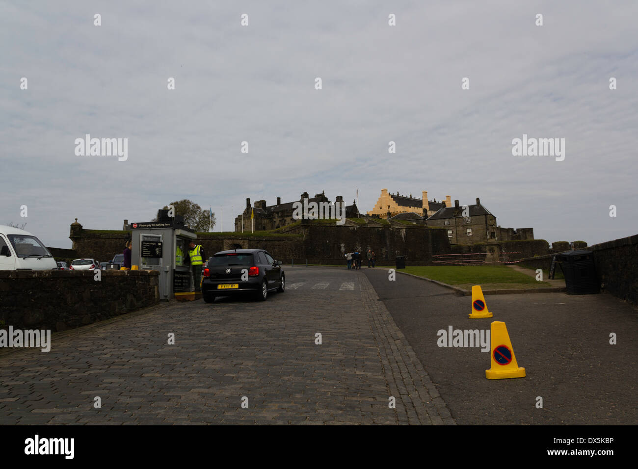 Stirling Castle und den Parkplatz für die Burg. Parkplatz befindet sich direkt vor dem Eingang des Schlosses, in niedriger Höhe Stockfoto