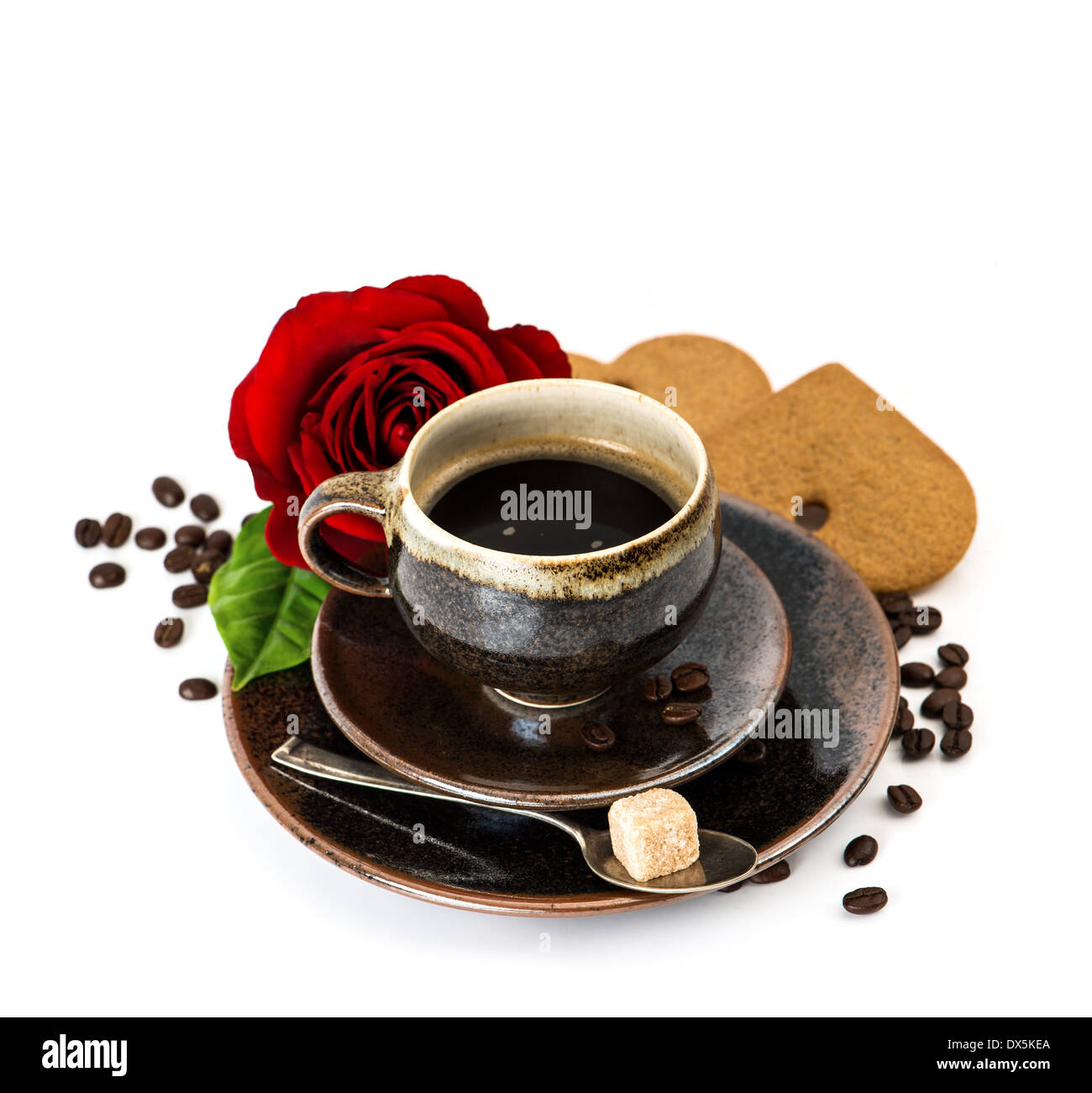 Tasse schwarzen Kaffee und rote rose Blume auf weißem Hintergrund. Festliches Arrangement. Selektiven Fokus Stockfoto