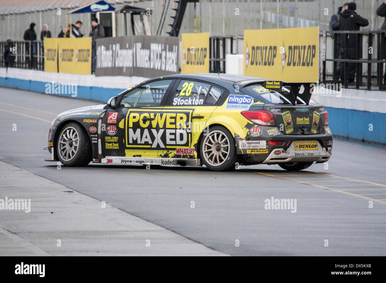 Donington Park, UK. 18. März 2014. Chris Stockton verlässt die Grube in seinem Chevrolet Cruze © Gergo Toth/Alamy Live-Nachrichten Stockfoto