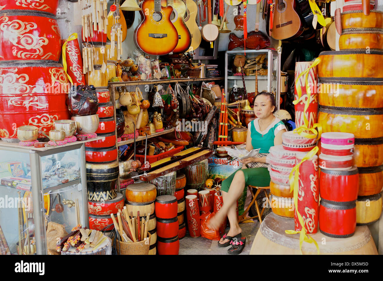 Straßenbild Hanoi. Musikinstrument-Shop in der Altstadt von Hanoi. Vietnam in Südostasien Stockfoto