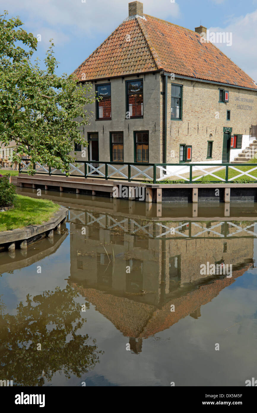 Historische Architektur an das Zuiderzeemuseum, ein Kultur- und maritime Museum in Enkhuizen, Nordholland, Niederlande. Stockfoto