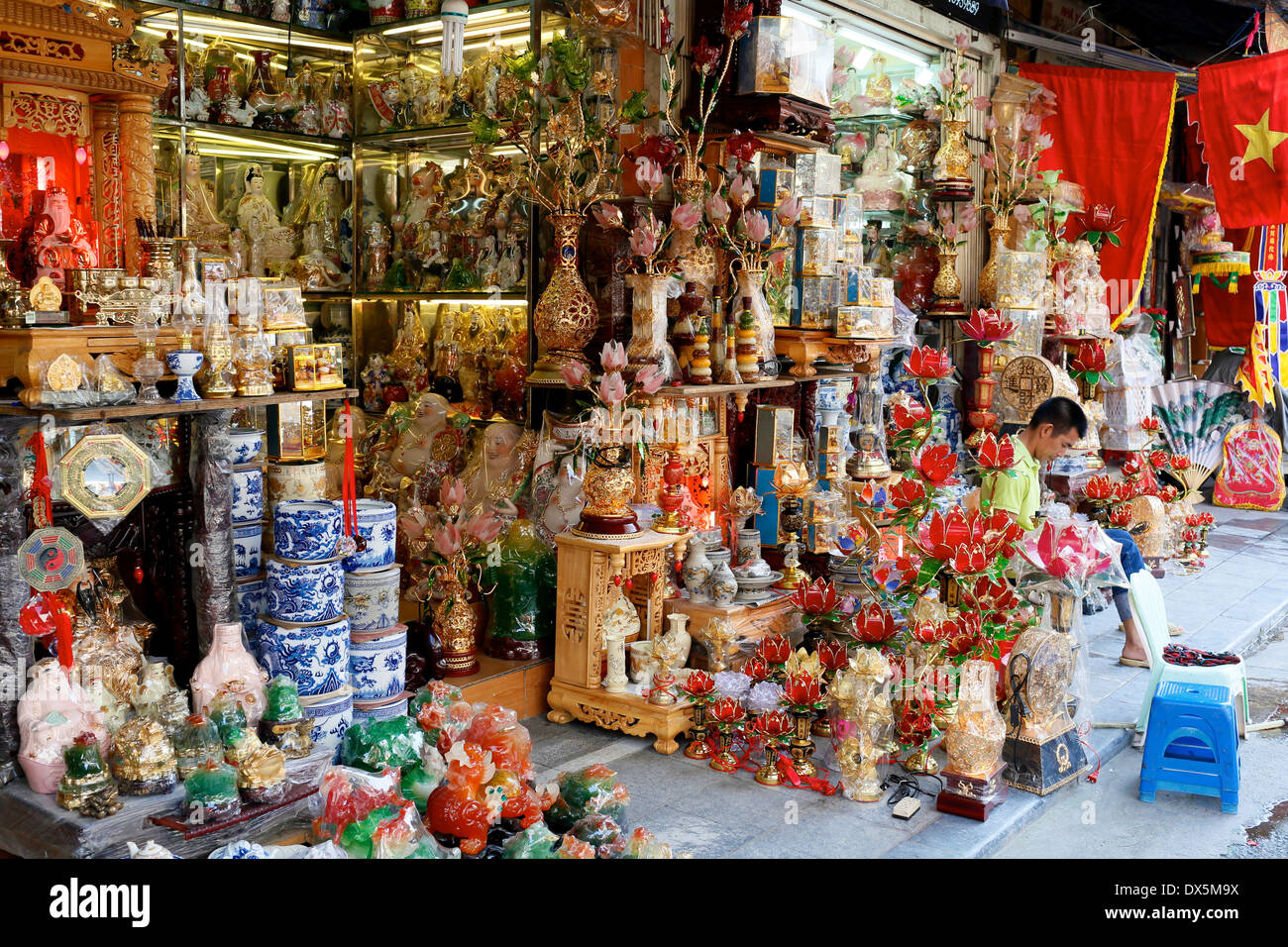 Hanoi Straßenszene. Shop Verkauf Ornamente im alten Viertel Hanoi. Vietnam-Südostasien Stockfoto