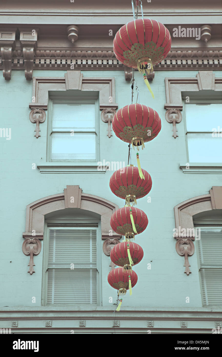 Chinatown chinesische Laternen hängen zwischen Gebäuden, San Francisco, Kalifornien, Vereinigte Staaten, getönten Bild, niedrigen Winkel Ansicht Stockfoto