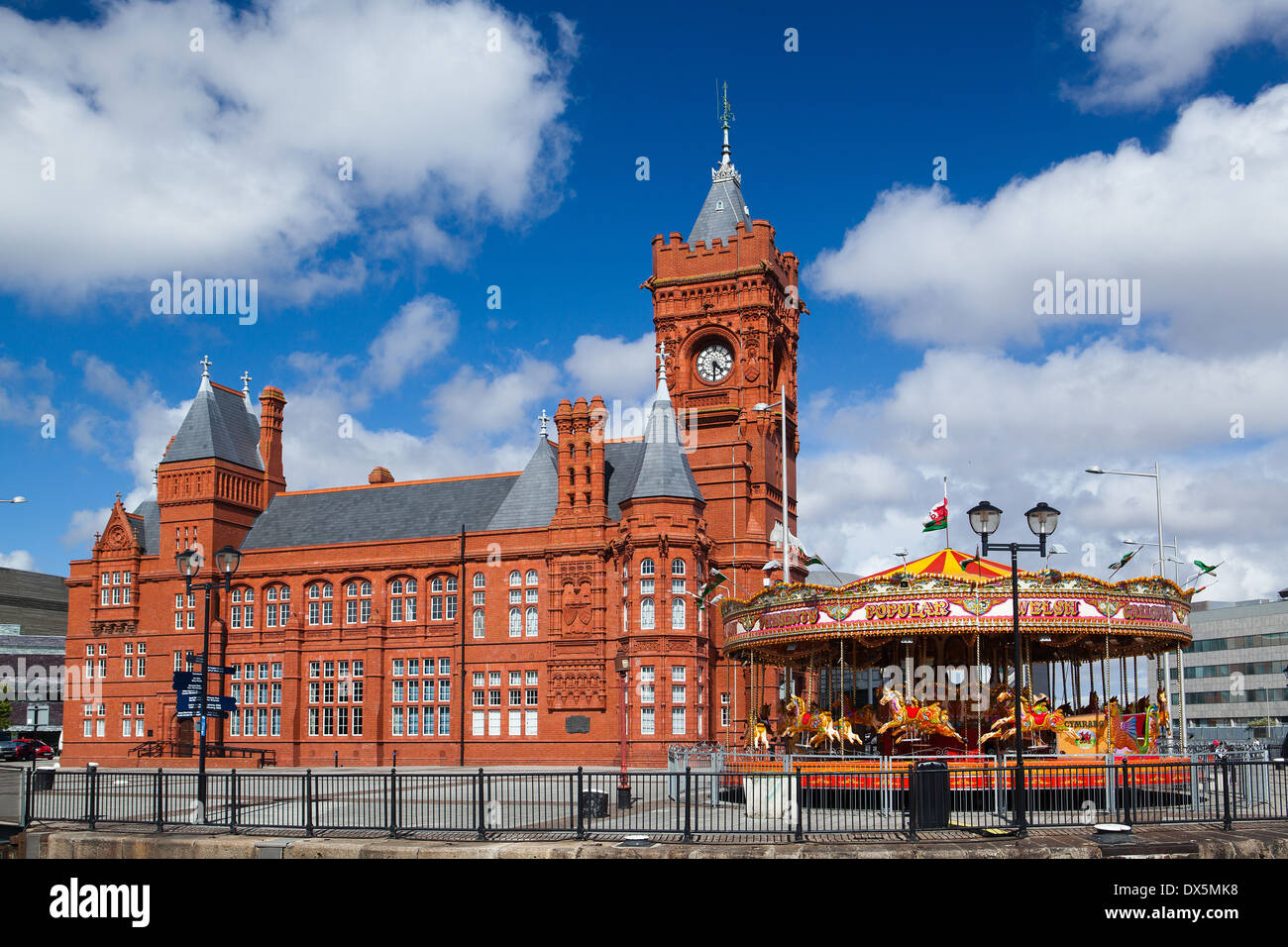 CARDIFF-Juli 16, 2010:Cardiff Bucht Entwicklung und Pier Head Gebäude und traditionellen Festplatz Vintage Karussell. Stockfoto