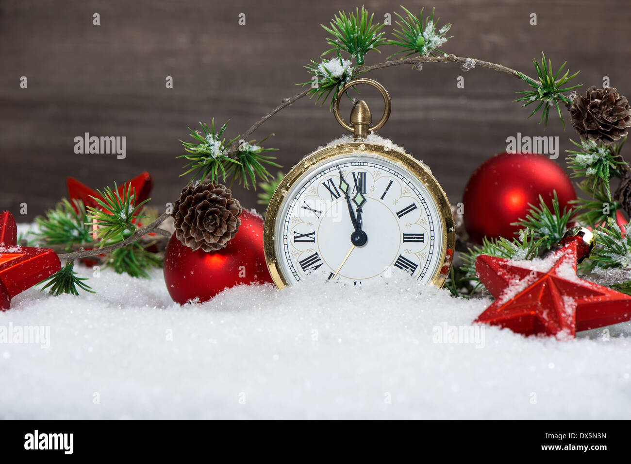 Weihnachts Dekoration rote Sterne, Christbaumkugeln und antike goldene