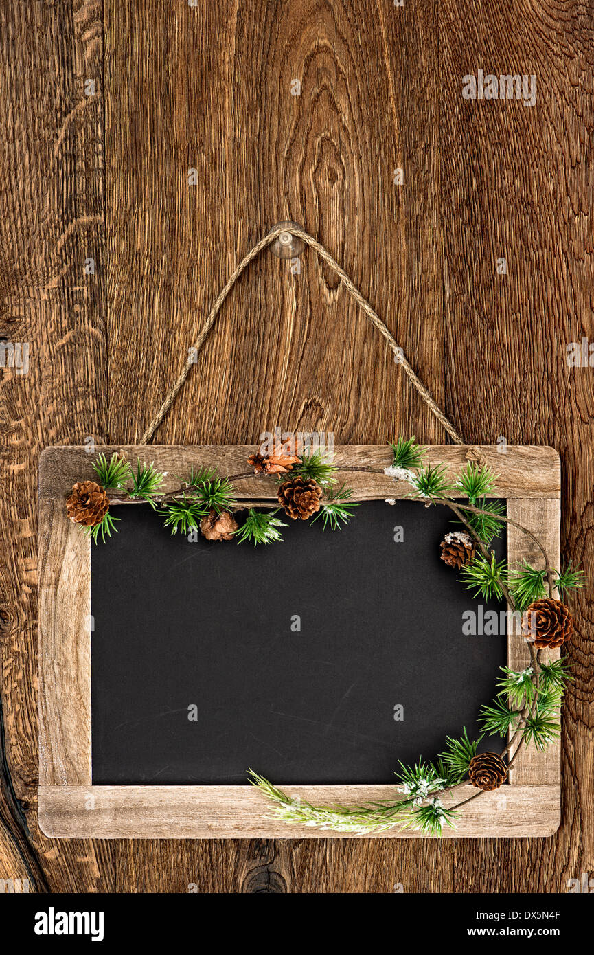 Retro-Stil Tafel auf Holzwand mit Christmas tree Bruch Dekoration. rustikaler Hintergrund mit leeren Feld für Ihren text Stockfoto