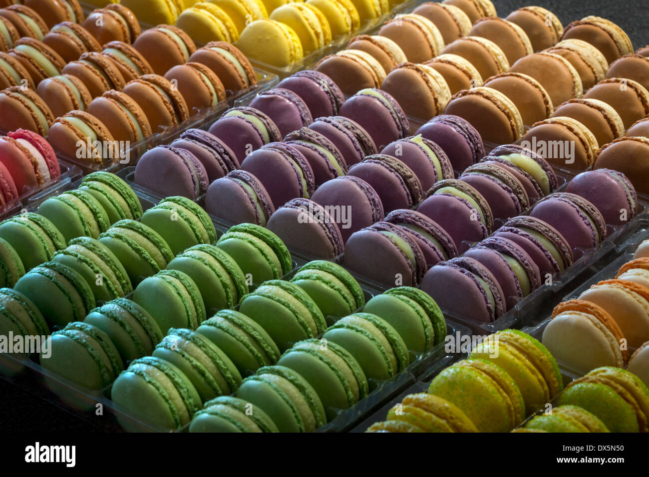 Eine Darstellung der vielfältigen Makronen (Frankreich).  Vorstellung de Macarons Variés (Frankreich). Stockfoto