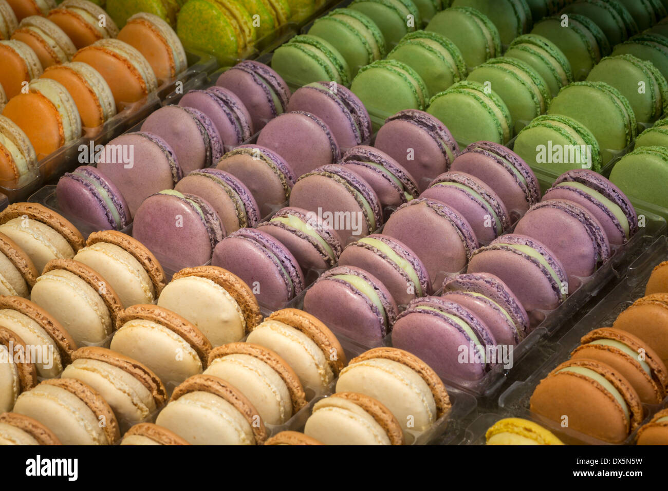 Eine Anzeige der abwechslungsreichen Makronen (Frankreich). Zucker Konzept. Présentation de Macarons variés (Frankreich). Stockfoto