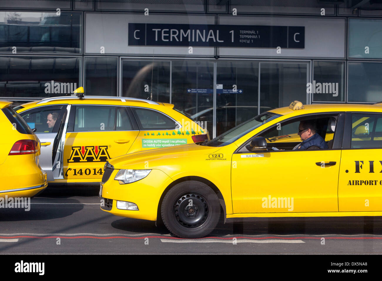 Taxi, Taxi, Auto am Flughafen Ruzyne, Prag, Tschechische Republik  Stockfotografie - Alamy