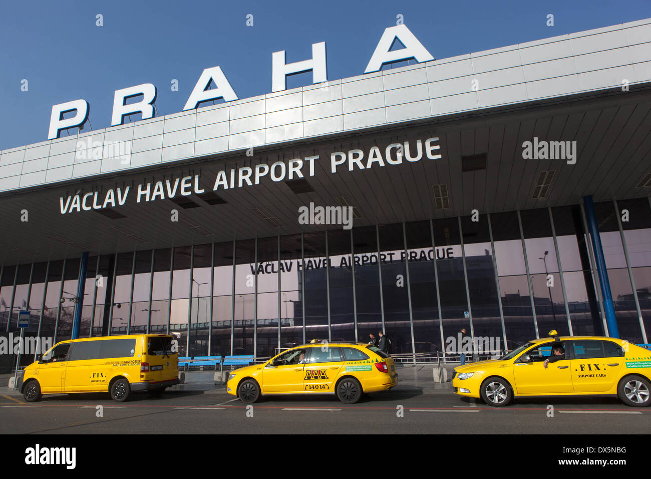 Prager Flughafen Gelbes Taxi vor Terminal 1, Prager Flughafen Tschechische Republik Gelbes Taxi Stockfoto