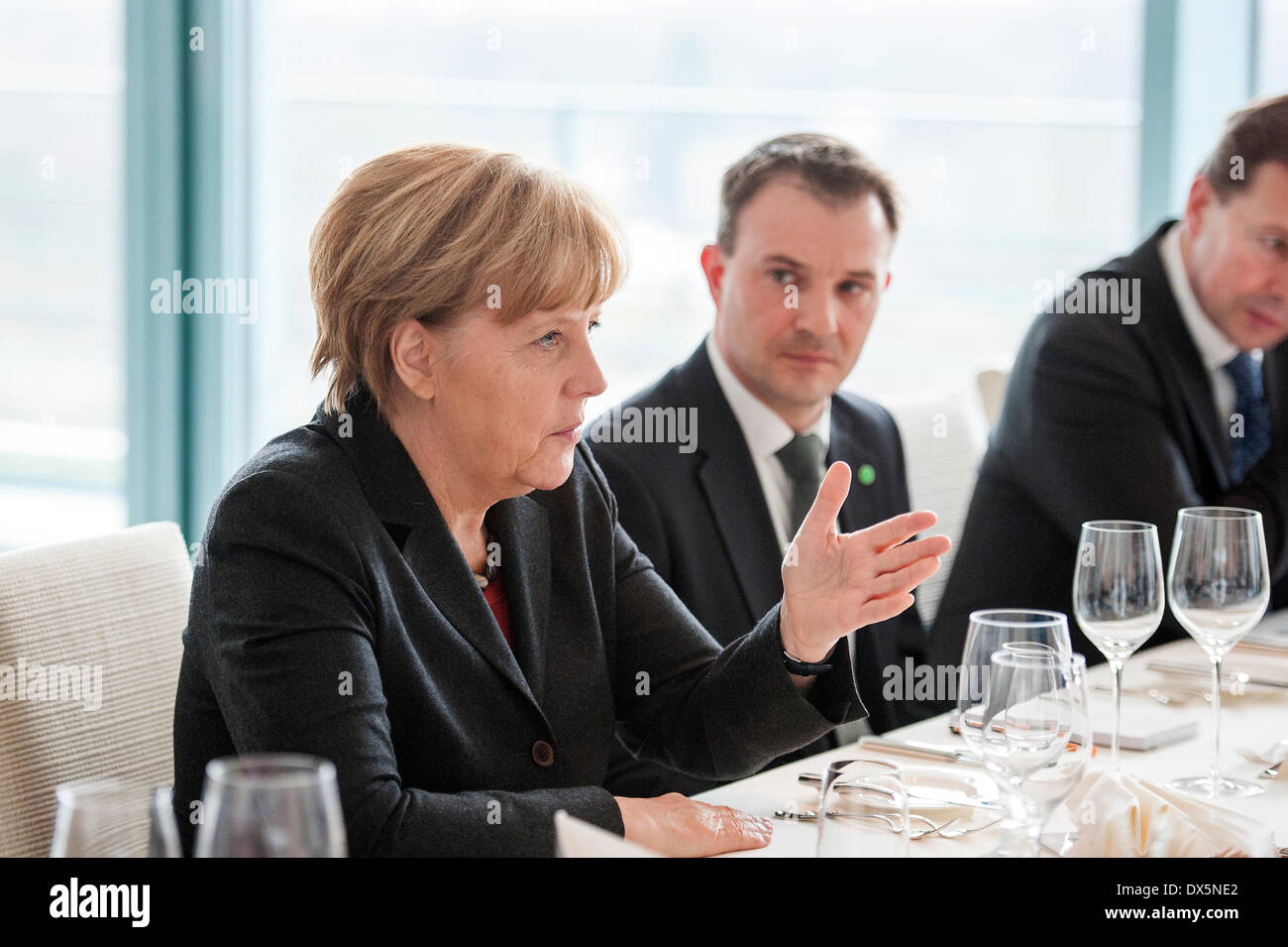 Berlin, Deutschland. 18. März 2014. Bundeskanzlerin Angela Merkel im Bundeskanzleramt erhält der portugiesische Premierminister Passos Coelho für ein bilaterales Treffen. Goncalo Silva/Alamy Live-Nachrichten Stockfoto