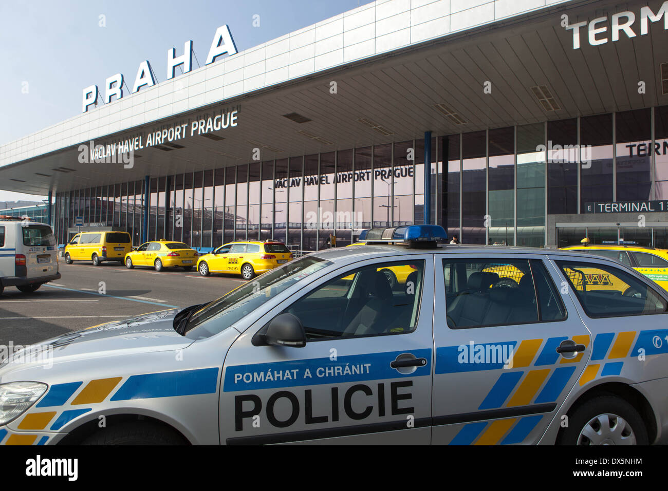 Taxi, Taxi, Tschechische Polizeiauto auf Vaclav Havel Flughafen Ruzyne, Prag, Tschechische Republik Stockfoto