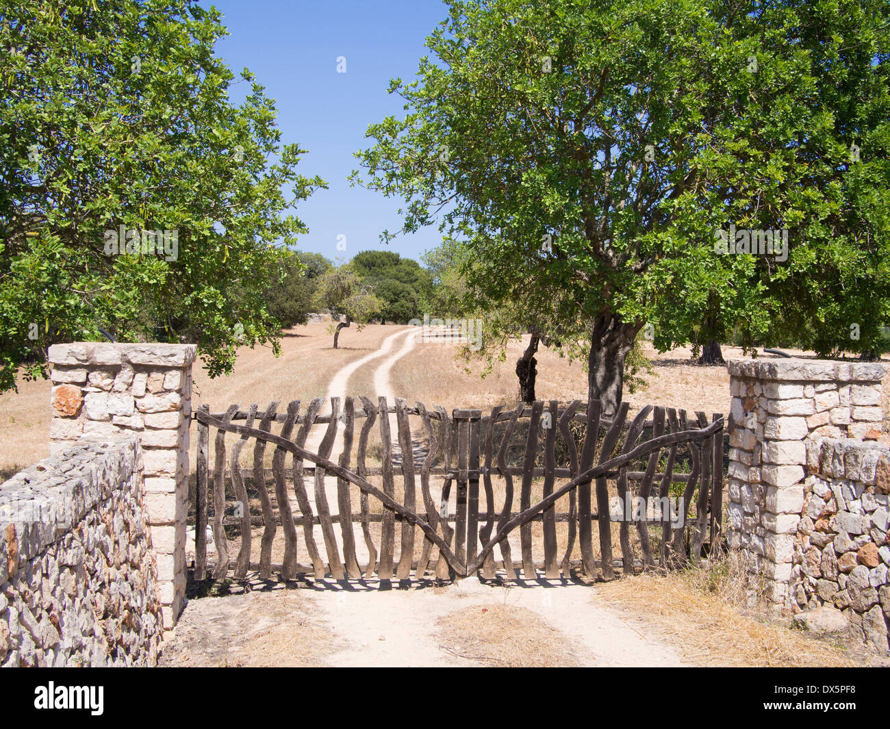 Rustikale Holztore, Mallorca Stockfoto