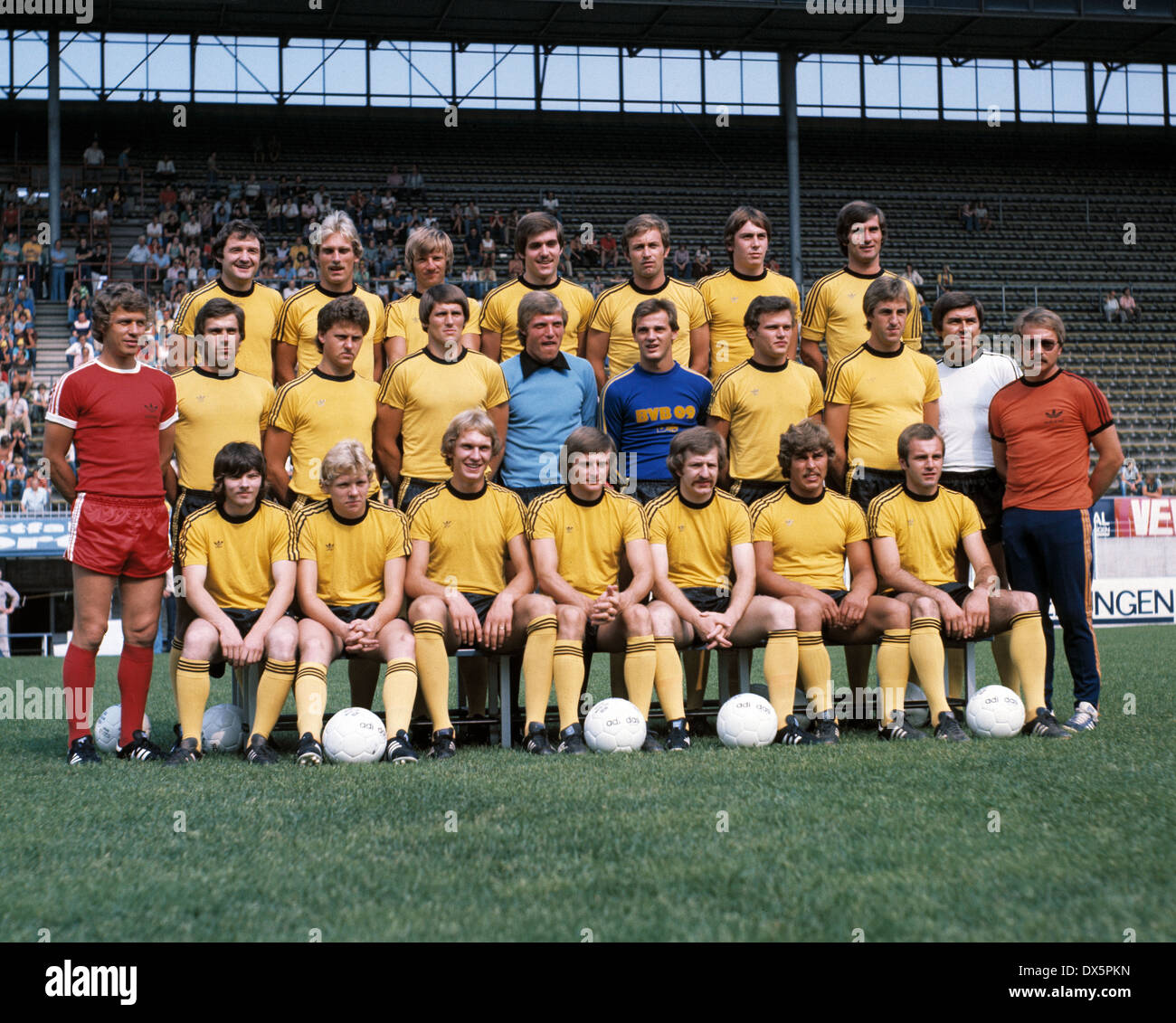 Fußball, Bundesliga, 1976/1977, Borussia Dortmund, Team-Präsentation, team Schuss hinter v.l.n.r.: Willi Lippens, Zoltan Varga, Mirko Votava, Helmut Nerlinger, Bernd Krauss, Hans-Gerd Schildt, Herbert Meyer, Mitte v.l.n.r.: Trainer Otto Rehhagel, Peter Geyer Stockfoto