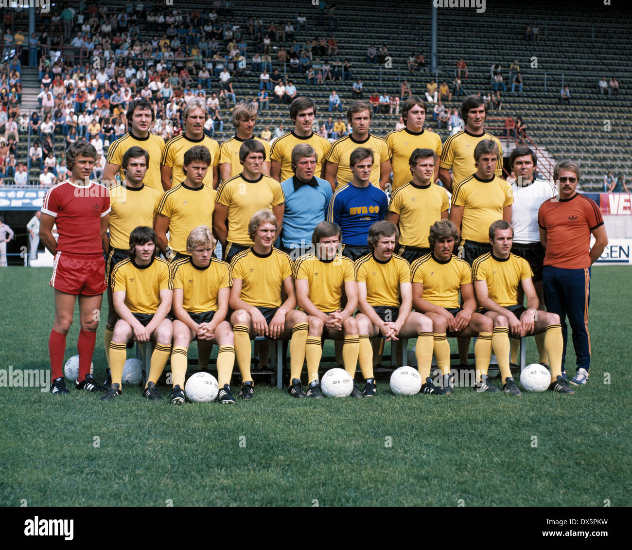 Fußball, Bundesliga, 1976/1977, Borussia Dortmund, Team-Präsentation, team Schuss hinter v.l.n.r.: Willi Lippens, Zoltan Varga, Mirko Votava, Helmut Nerlinger, Bernd Krauss, Hans-Gerd Schildt, Herbert Meyer, Mitte v.l.n.r.: Trainer Otto Rehhagel, Peter Geyer Stockfoto