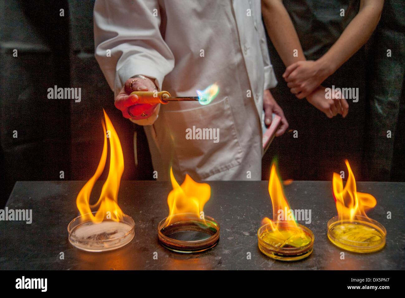Ein San Clemente, CA, zeigt High School Chemielehrer Element Identifikation mittels Flamme Farbe. Stockfoto