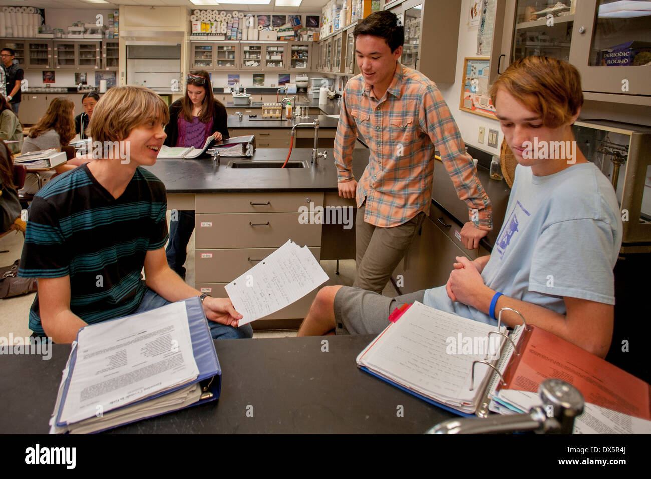 Teen Gymnasiasten Chemie diskutieren ihre Hausaufgaben vor der Klasse in San Clemente, Kalifornien. Stockfoto