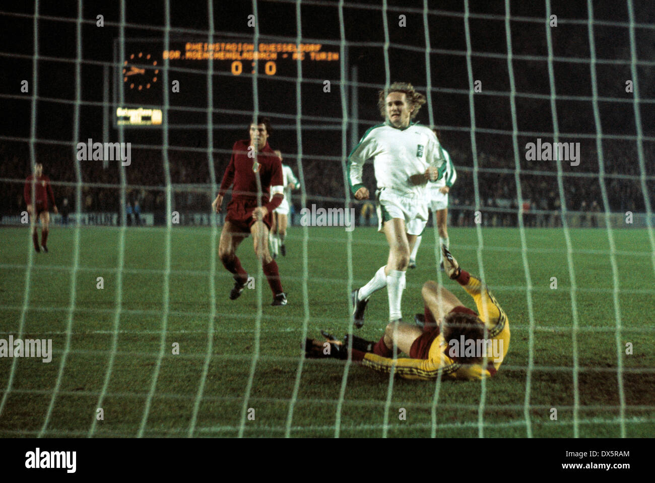 Fußball, European Champion Clubs Cup, Champions League, 1976/1977, zuletzt sechzehn, zurück Bein, Rheinstadions Duesseldorf, Borussia Moenchengladbach gegen Torino FC 0:0, in diesem Match Schiedsrichter Alfred Delcourt aus Belgien schickte drei Turin Spieler, 20 min Stockfoto