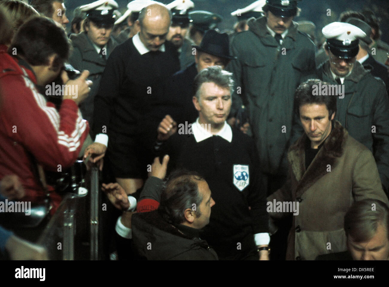 Fußball, European Champion Clubs Cup, Champions League, 1976/1977, zuletzt sechzehn, zurück Bein, Rheinstadions Duesseldorf, Borussia Moenchengladbach gegen Torino FC 0:0 in dieser Schiedsrichter Alfred Delcourt aus Belgien schickte drei Turin Spieler, Polizei Stockfoto