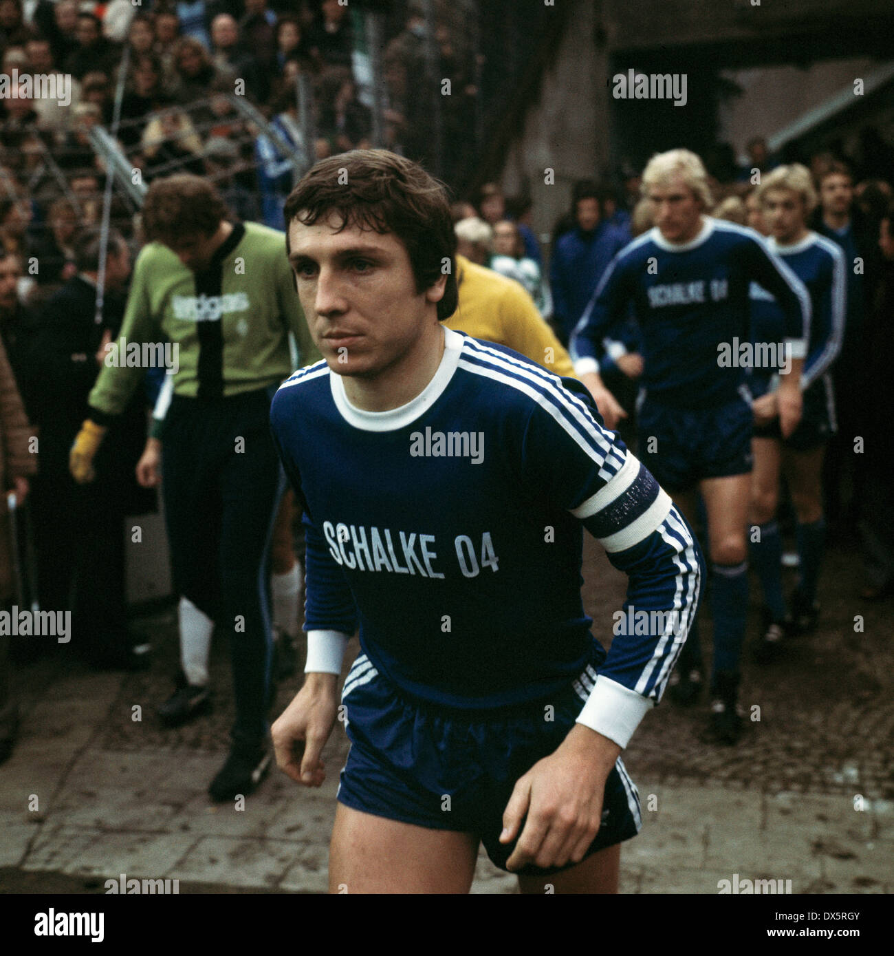 Fußball, Bundesliga, 1976/1977, Stadion bin Boekelberg, Borussia Moenchengladbach vs. FC Schalke 04 2:0, Einfahren der Teams, Teamleiter Klaus Fischer (S04) Stockfoto