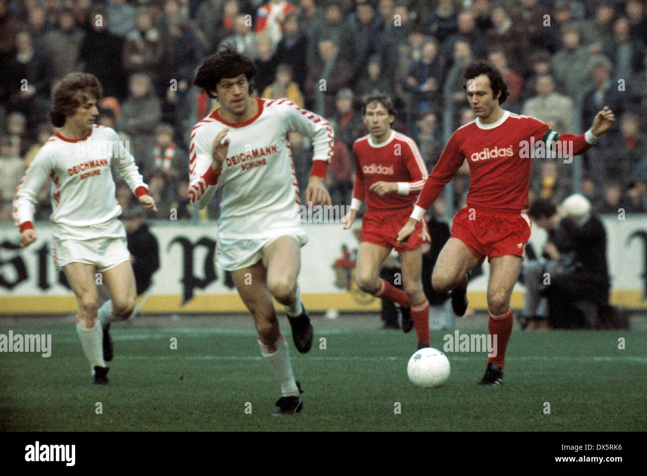 Fußball, Bundesliga, 1976/1977, Georg Melches Stadium, Rot Weiss Essen gegen FC Bayern München 1:4, Szene des Spiels, v.l.n.r.: Frank Mill (RWE), Werner Lorant (RWE), Conny Torstensson (FCB), Franz Beckenbauer (FCB) Stockfoto