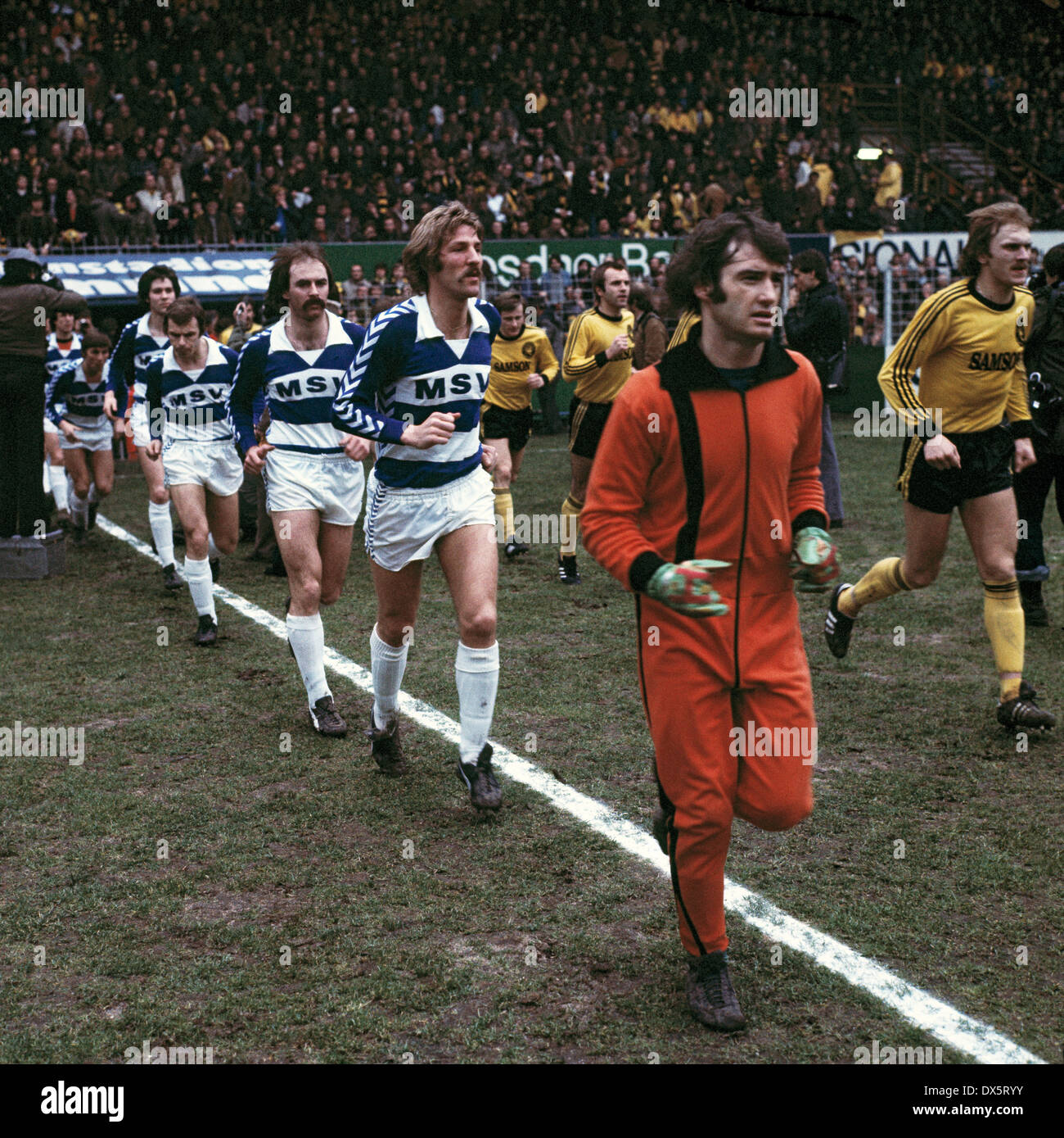 Fußball, Bundesliga, 1976/1977, Westfalenstadion, Borussia Dortmund vs. MSV Duisburg 2:1, Einfahren der Teams, v.l.n.r.: Klaus Bruckmann (MSV), Bernard Dietz (MSV), Rudolf Seliger (MSV), Herbert Buessers (MSV), Klaus Ackermann (BVB), Hans-Werner H Stockfoto