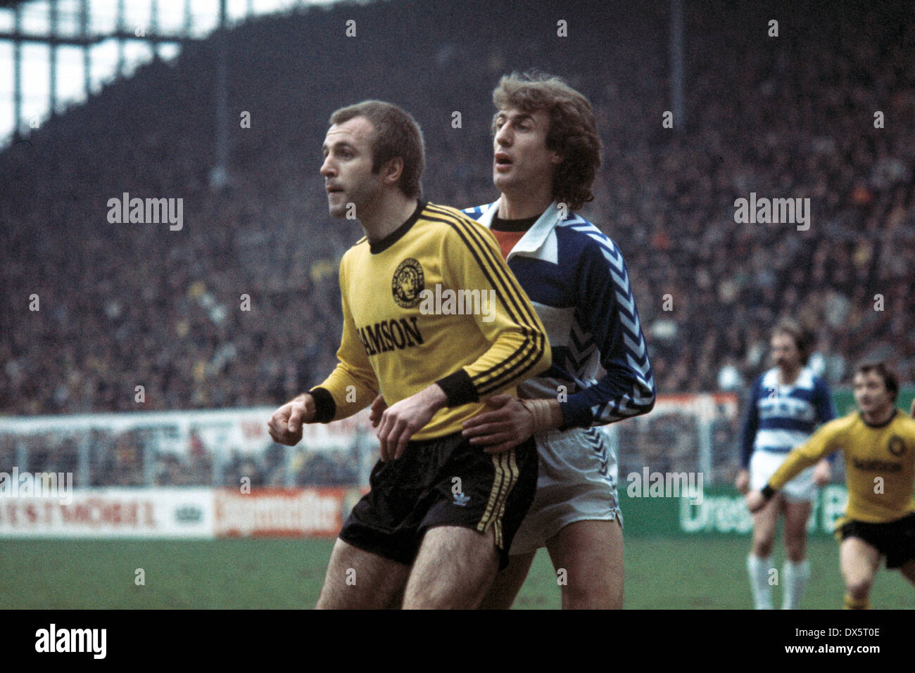 Fußball, Bundesliga, 1976/1977, Westfalenstadion, Borussia Dortmund vs. MSV Duisburg 2:1, Szene der Partie, Hans-Werner Hartl (BVB) links und Kees Bregman (MSV) Stockfoto