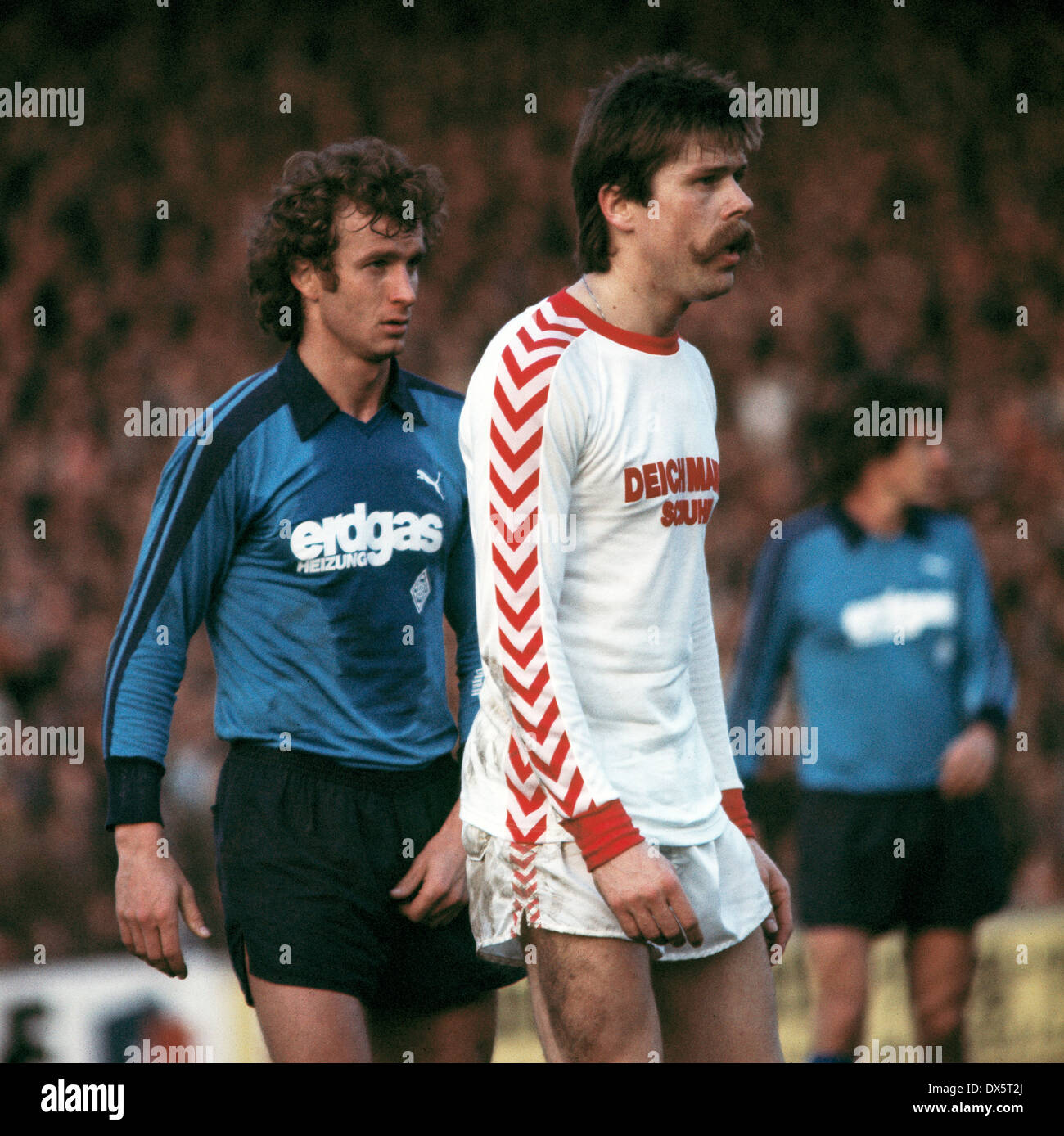 Fußball, Bundesliga, 1976/1977, Georg Melches Stadium, Rot Weiss Essen vs. Borussia Mönchengladbach 1:0, Szene des Spiels, Rainer Bonhof (MG) links und Gerd Wieczorkowski (RWE) Stockfoto