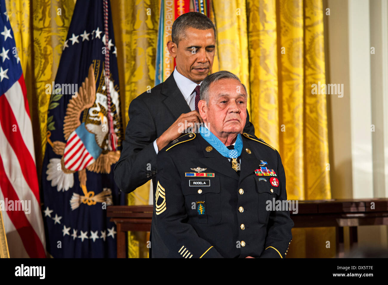 US Präsident Barack Obama vergibt die Medal Of Honor an Master Sgt. Jose Rodela während einer Zeremonie im Weißen Haus 18. März 2014 in Washington D.C. Rodela verdient die Medal Of Honor für seine tapferen Taten während der Kampfhandlungen gegen einen bewaffneten Feind in Provinz Phuoc Long, Republik Vietnam über den 1. September 1969. Stockfoto