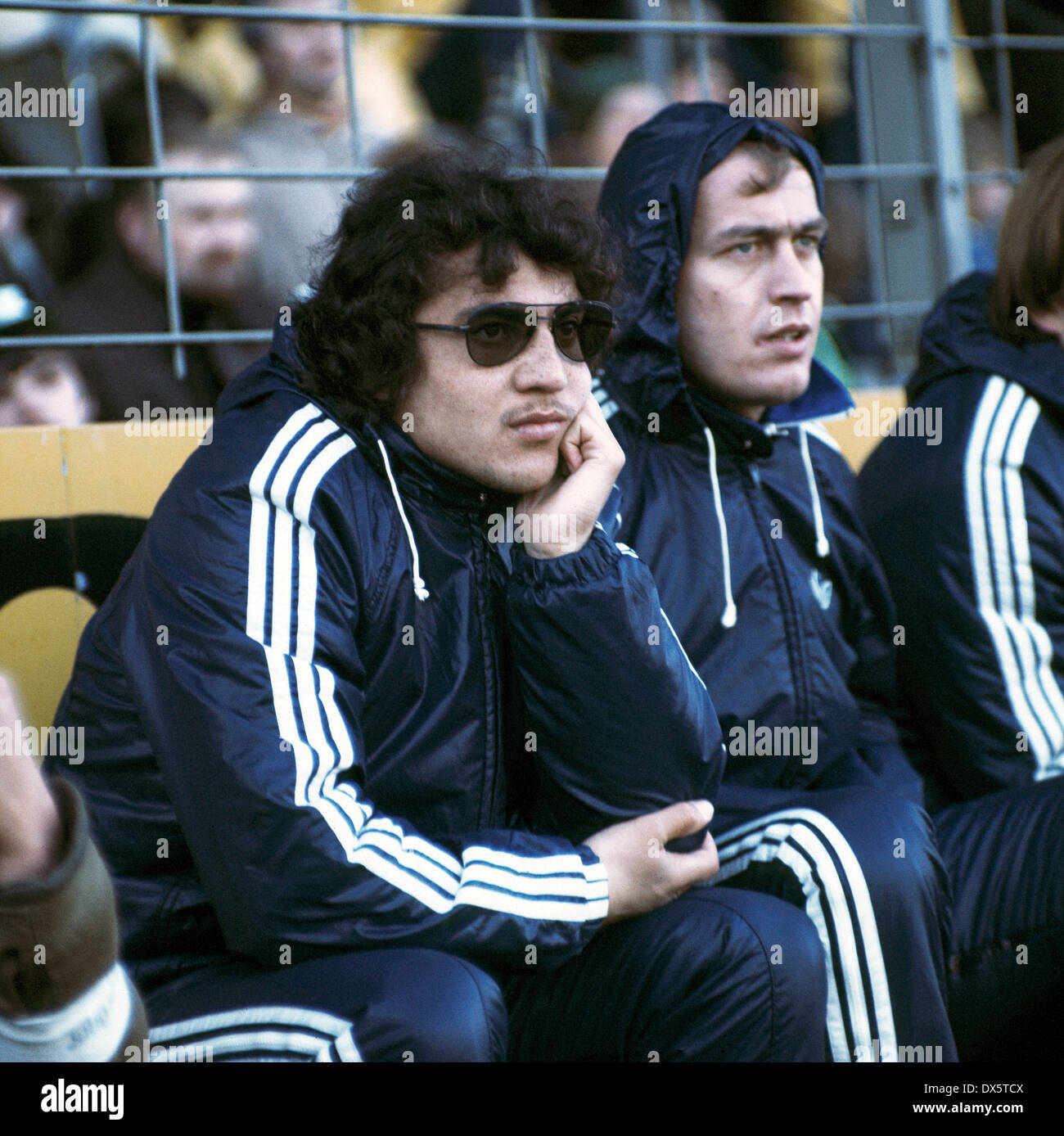 Fußball, Bundesliga, 1976/1977, Stadion bin Boekelberg, Borussia Moenchengladbach vs. Hamburger SV 0:0, Spieler-Bank des HSV, Felix Magath (links) und Horst Blankenburg Stockfoto