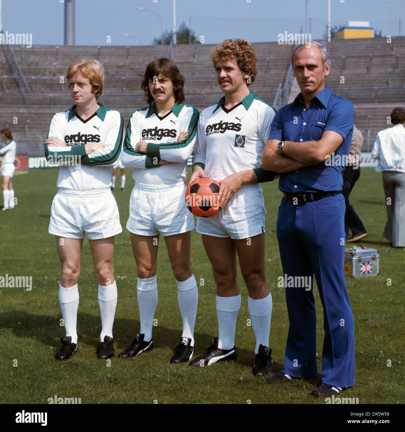 Fußball, Bundesliga, 1977/1978, Borussia Moenchengladbach, Team-Präsentation, neue Spieler, v.l.n.r.: Winfried Schaefer, Ewald Lienen, Klaus Amrath, Trainer Udo Lattek Stockfoto