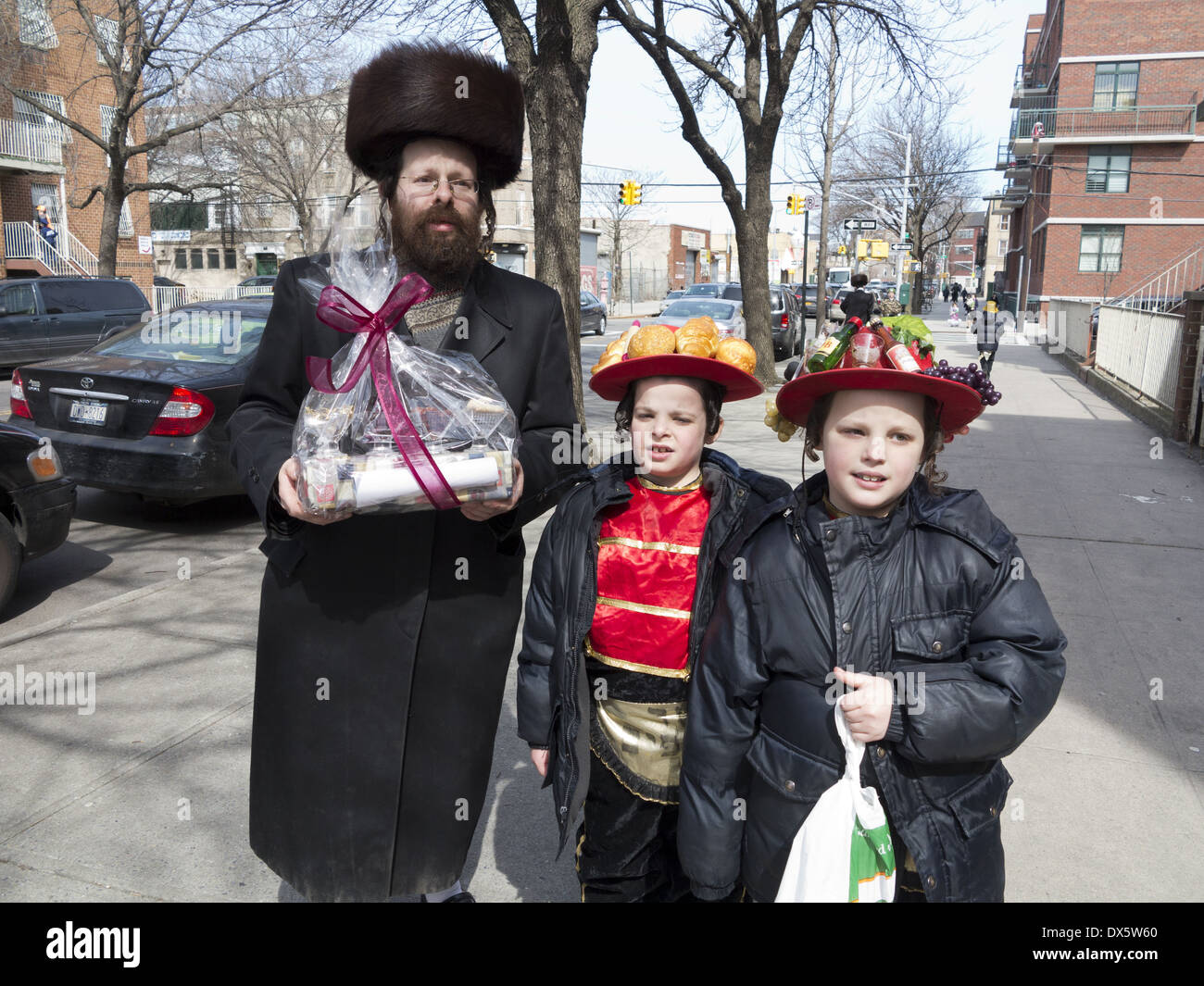 Religiöse Juden feiern das Fest des Purim im Abschnitt Borough Park von Brooklyn. Stockfoto